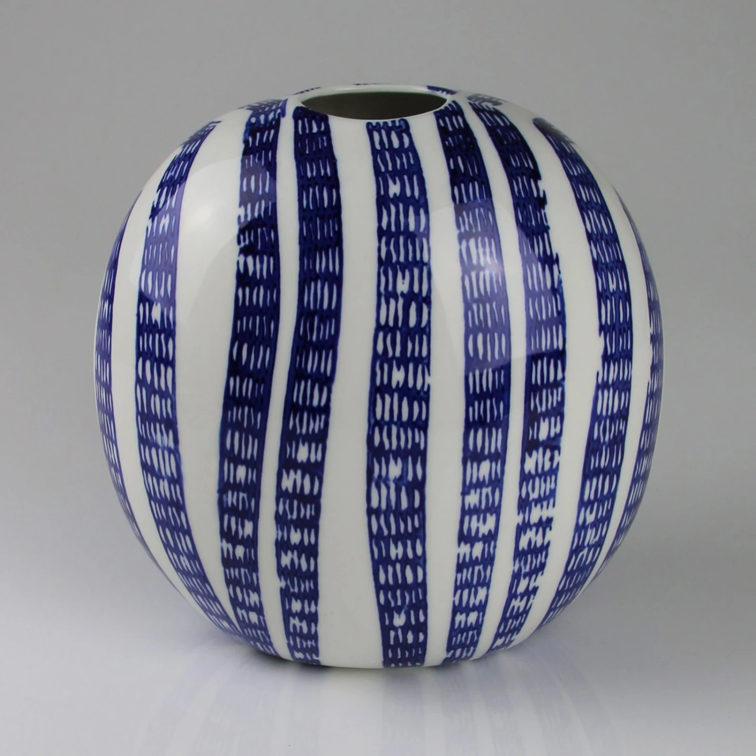 Keramikvase Mit Streifenmuster, Blau/weiß, H: 18 Cm 1 Keramikvase Mit Streifenmuster, Blau/weiß, H: 18 Cm